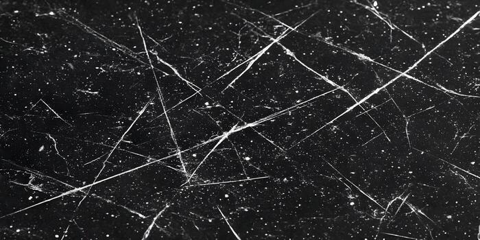 esta resumen antecedentes caracteristicas numeroso blanco arañazos y polvo en un oscuro superficie creando un afligido grunge textura foto