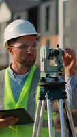 perito ingegnere utilizzando teodolite e tavoletta su costruzione luogo video