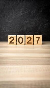 de madera bloques con el año 2027 en de madera mesa foto