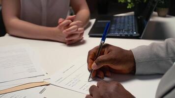 stänga upp av kandidat signering en jobb kontrakt efter framgångsrik intervju och hr godkännande, rekryter och sökande recension de Rättslig villkor av sysselsättning. ny professionell början. kamera a. video