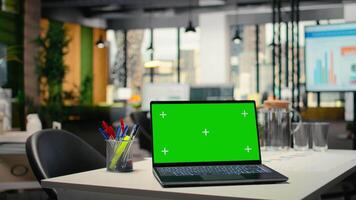 krom nyckel visa på en modern bärbar dator i tömma företag arbetsyta, hr avdelning kontor Plats beredd för anställa bearbeta, intervjuer och karriär utveckling planer. pc med mockup. video