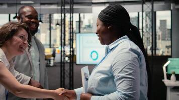 olika hr team intervjua en svart kvinna sökande i en företags- kontor, diskussion handla om arbete erfarenhet och kvalifikationer för företag tillväxt. intervju bearbeta för urval. kamera a. video