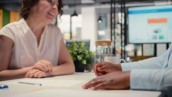 hr manager e donna richiedente Condividere stretta di mano dopo riuscito discussione, confermando il inizio di il opera collaborazione. accordo per condizioni di il contrarre entro onboarding processi. telecamera un. video