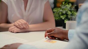 hr chef och kvinna sökande dela med sig handslag efter framgångsrik diskussion, bekräftande de Start av de arbete samarbete. avtal till villkor av de kontrakt inom onboarding bearbeta. kamera b. video