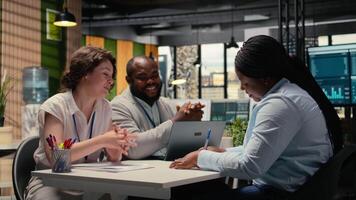 Preto mulher candidato assinatura contrato durante entrevista com hr equipe, o preenchimento a Novo organização posição depois de a seleção processo. contratação uma pessoa com compromisso. Câmera uma. video