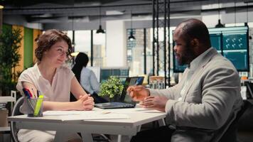 Preto homem de negocios assinatura uma legal trabalhos contrato acordo com confiança, hr Gerente garantindo a onboarding processo com emprego papelada e termos. comprometimento para uma Novo papel. Câmera uma. video