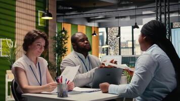 olika hr intervjuare möte med ett sökande till recension CV dokumentera, fokusera på talang förvärv, arbete erfarenhet och kvalifikationer för onboarding bearbeta i företag. kamera a. video