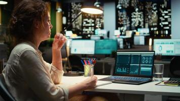 kvinna bokföring specialist recensioner arkiveras rapporter data för framtida strategi, använder sig av digital diagram till planen Resurser tilldelning och justera företag mål med finansiell utveckling. kamera a. video