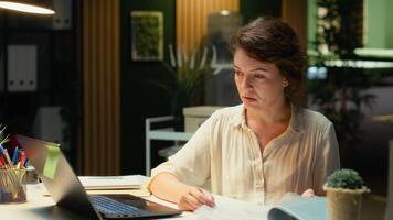 uitvoerend assistent het roosteren een presentatie en planning vergaderingen met kalender, oplossen taken voor de bedrijf Bij nacht. demonstreert uitvoerend in zicht gefocust Aan doelen. camera b. video