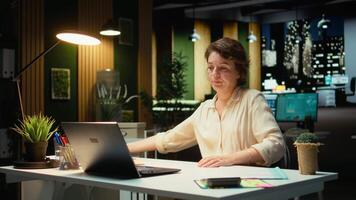 progetto manager fissaggio obiettivi e ordine del giorno dopo ore per Evoluzione, pianificazione obiettivi per il organizzazione e documentare per un' presentazione. supporto lungo termine sviluppo. telecamera un. video