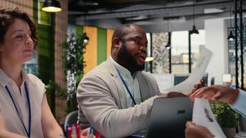 anställa bearbeta möte mellan självsäker kandidat och en professionell team från de hr avdelning, granskning dokument och CV kvalifikationer i en formell jobb inlägg för företag. kamera a. video