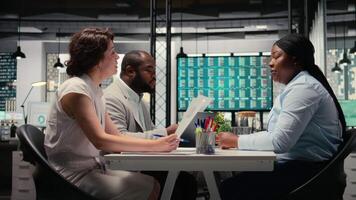 kandidat och de anställa team i en rekrytering möte diskuterar intervju frågor och de möjlighet för onboarding in i de avdelning arbetskraft. erfarenhet utvärdering, huvud jakt. kamera a. video