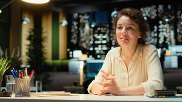 focado mulher juntando uma telepresença encontro em controlo remoto chamar, fazer profissional apresentações e noivando dentro transparente troca do Ideias. comunicação Habilidades e compromisso. Câmera b. video