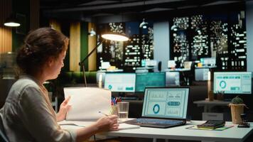 verkställande är korrekturläsning en Rapportera och dokumentera uppdateringar på natt tid i de strategi rum, forska tal till skapa en övertygande presentation för Nästa möte, tillväxt planen. kamera a. video