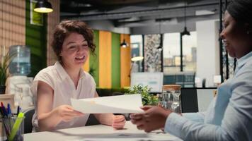 anställa chef ledande en detaljerad jobb intervju med sökande, granskning de kandidat kvalifikationer, CV återuppta och potential onboarding för karriär befordran inom de företag. kamera a. video