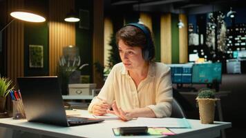 företag konsult sammanfatta Viktig idéer i en möte ring upp med investerare, extrahera grundläggande kula poäng från de diskussion med företag medarbetare. insikt i en genomgång. kamera a. video