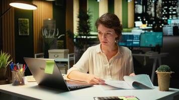 uitvoerend assistent het roosteren een presentatie en planning vergaderingen met kalender, oplossen taken voor de bedrijf Bij nacht. demonstreert uitvoerend in zicht gefocust Aan doelen. camera a. video