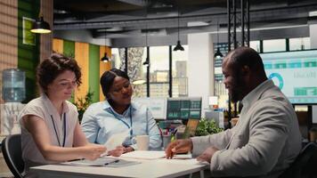 rekrytering team och ett sökande engagerande i CV utvärdering i en företag kontor, diskussion handla om karriär erfarenhet och strävanden för tillväxt. intervju bearbeta för professionell arbetskraft. kamera a. video