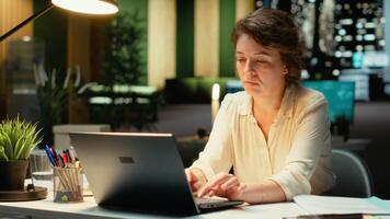 progetto manager fissaggio obiettivi e ordine del giorno dopo ore per Evoluzione, pianificazione obiettivi per il organizzazione e documentare per un' presentazione. supporto lungo termine sviluppo. telecamera b. video