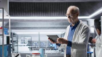 porträtt av professionell forskare analyserar prover i modern laboratorium, medicinsk upptäckt bearbeta innebär bioteknik forskning och molekyl vetenskap. sjukvård data innovation. kamera b. video