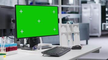 grön skärm skrivbordet pc på en skrivbord i tömma laboratorium miljö, testning verktyg och vetenskaplig instrument fånga de miljö av biovetenskap forskning. medicinsk upptäckt och diagnostik. video
