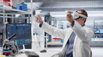 manlig kemist använder sig av vr glasögon i forskning labb för molekyl biologi experimentera. virtuell verklighet omvandlar bioteknik och genetik forskning i modern interaktiv laboratorium uppgifter. kamera b. video