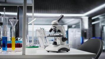 mikroskop verktyg placerad på skrivbord i laboratorium för vetenskaplig experimentera, instrument Begagnade för genetik forskning och biovetenskap inom professionell anläggningen. bio prov i labb. video