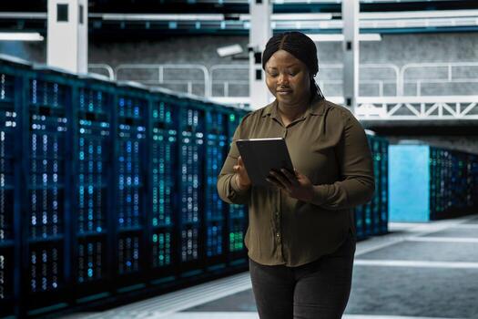 sonriente datos centrar programador conductible pruebas en equipo utilizando programa a reparar insectos. contento servidor cubo eso especialista utilizando tableta a refinar algoritmos para Más rápido Procesando, actualización núcleo servicios foto