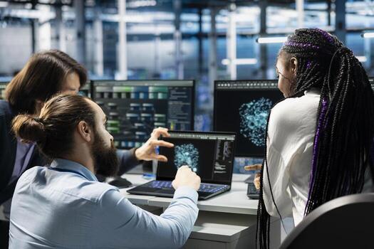 datos centrar compañeros de trabajo colaborando, gerente ai formación conjuntos de datos. eso personal miembros trabajando juntos supervisando máquina aprendizaje en servidor granja secundario escalable equipo para ai aplicaciones foto