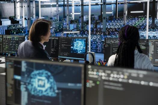 datos centrar programadores gerente artificial inteligencia formación conjuntos de datos. eso trabajadores supervisando neural red tecnología en servidor habitación secundario escalable equipo para ai aplicaciones foto