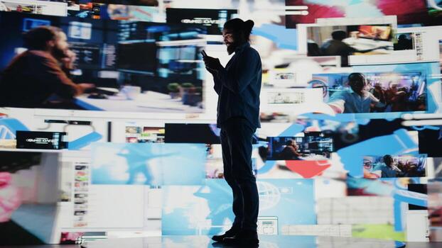 joven fanático chico obsesionado terminado social medios de comunicación presencia a todas veces, aislamiento en el real mundo y ansiedad edificio arriba. obsesionante peligroso desplazamiento del destino y uso excesivo cámara b. foto