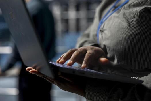 cerca arriba de sistema administrador en datos centrar analizando infraestructura actuación salidas en ordenador portátil. servidor granja trabajador haciendo trabajo tareas, sintonia FINA supercomputadoras configuraciones foto