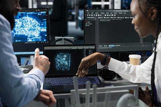 dirigir programador y hembra ingeniero en datos centrar actualización ai automatización guiones. servidor habitación eso experto y africano americano mujer programación artificial inteligencia algoritmos a escritorio foto