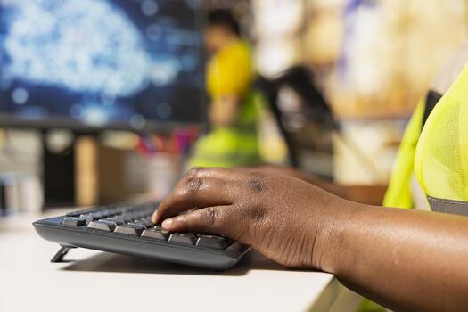 negro mujer procesos bienes utilizando neural redes y virtual asistente a ayuda con orden seguimiento, moderno cumplimiento centrar operaciones motorizado por automatización y ai apoyo. rápido entrega. foto