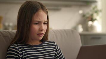 caucasian barn unge dotter flicka använder sig av bärbar dator känsla chock svårighet problem med uppkopplad teknologi ledsen förvirrad med dator grimaserande känslor spelar spel teknologi e-learning problem på Hem video