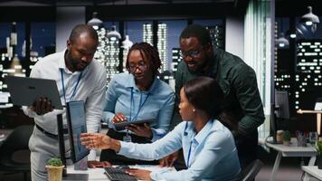 svart verkställande team analyserar uppkopplad insikter för Resurser tilldelning, demonstrera engagemang och synergi mellan medarbetare som de förbereda prestanda rapporterar. nätverk. kamera b. video