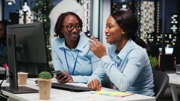 svart team av medarbetare håller på med över tid med digital tech och insikter till förbättra tillväxt strategi, granskning finansiell insikter till främja innovation och utveckling i kontor miljö. kamera b. video