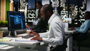 africano americano hombre satisfecho con ai integración éxito para eficiencia reconocimiento, utilizando un sinergia de datos compartiendo y mejoramiento modelos en un co trabajando espacio. Progreso prosperidad. cámara b. video