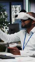 vertikal svart affärsman använder sig av vr headsetet och gadgetar till förslag en projekt planen, engagerad i prognostisering framskrivningar och dokumentera risk bedömning resultat. lösa uppgifter med virtuell verklighet. kamera b. video