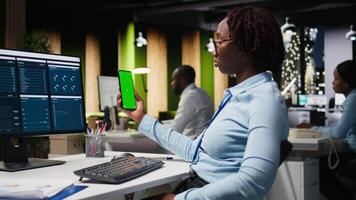 attrapp isolerat visa på smartphone hölls förbi en professionell chef, säkerställa Framgång och produktivitet för de internationell företag. data för en global expansion strategi sent på natt. kamera a. video