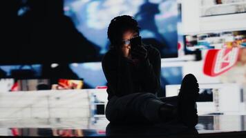 tonåring förhalar på internet, använder sig av social media app på telefon istället av håller på med skola uppgifter. lat studerande använder sig av smartphone istället av håller på med läxa, varelse improduktiv, kamera b video