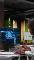 vertical africano americano hombre satisfecho con ai integración éxito para eficiencia reconocimiento, utilizando un sinergia de datos compartiendo y mejoramiento modelos en un co trabajando espacio. Progreso prosperidad. cámara una. video