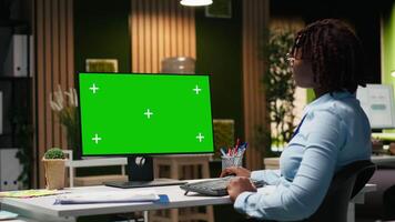 grön skärm på pc övervaka med svart allmän direktör säkerställa Framgång, arbetssätt i kontor efter timmar. brainstorming lösningar för utveckling med en givande tillväxt syn. kamera b. video