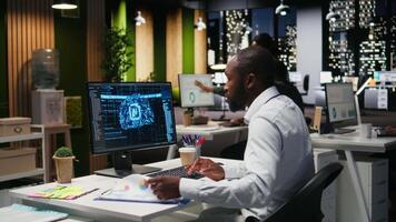 negro hombre analista usos ai neural redes para datos minería y mejoramiento, trabajando en un multinacional empresa con automatización herramientas. artificial inteligencia digital herramientas para éxito. cámara una. video
