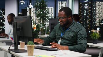 nero maschio consulente documentare numeri e finanza metrica dopo ore, ricercando aggiornamenti e organizzazione il ordine del giorno per attività commerciale gestione. tipo ambientazione obiettivi e obiettivi. telecamera b. video