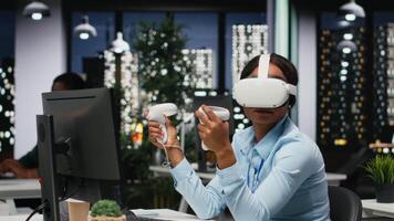 kvinna kontor arbetstagare använder sig av vr headsetet med artificiell intelligens efter timmar, arbetssätt hård med virtuell verklighet till säkerställa uppgifter komplettering och prognostisering projektioner. 3d simulering. kamera b. video