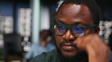 focalizzata maschio dipendente riflettendo su un' attività commerciale strategia puzzle, immaginando creativo concetti e proiettando futuro risultati. in profondità contemplazione per ispirare un' nuovo prospettiva su il problema. telecamera b. video