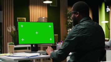 grön skärm på dator övervaka med svart allmän direktör säkerställa Framgång, arbetssätt i kontor efter timmar. brainstorming lösningar för utveckling med en givande tillväxt syn. kamera b. video