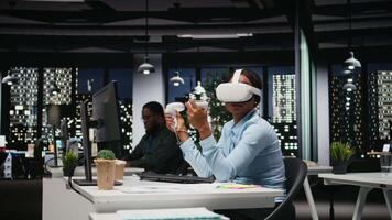 kvinna kontor arbetstagare använder sig av vr headsetet med artificiell intelligens efter timmar, arbetssätt hård med virtuell verklighet till säkerställa uppgifter komplettering och prognostisering projektioner. 3d simulering. kamera a. video