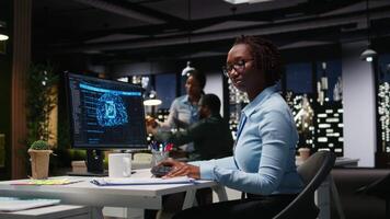 joven hembra analista usos ai neural redes para datos minería y mejoramiento, trabajando en un multinacional empresa con automatización herramientas. artificial inteligencia digital herramientas para éxito. cámara una. video